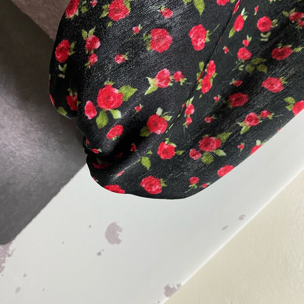 FOREVER 21 ROSES TOP - Picture 3 of 4